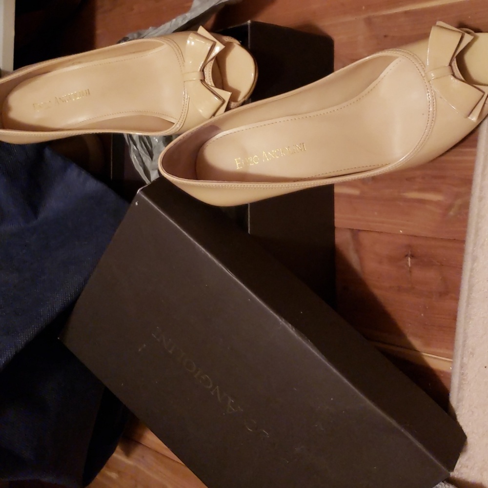 Peek-a-boo bow tied  heels